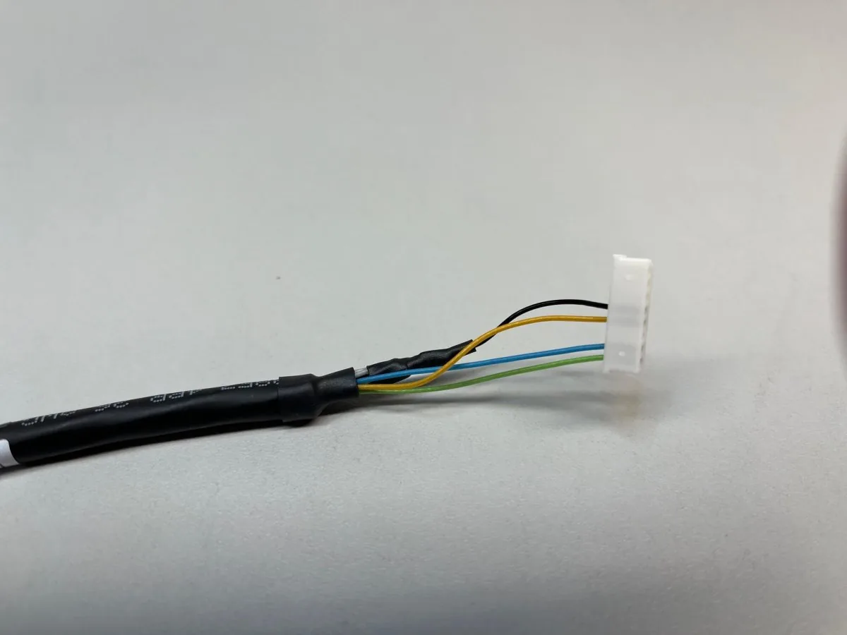 Compact custom cable lead with connectors
